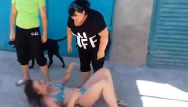 В Крыму ревнивые жены жестоко избили любовницу своих мужей (ВИДЕО)