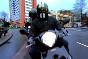 В Киеве объявилась банда на мотоциклах: чистят салоны автомобилей