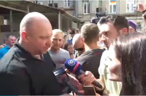 Дело айдаровца: у Печерского суда драка, готовятся к установке палаток