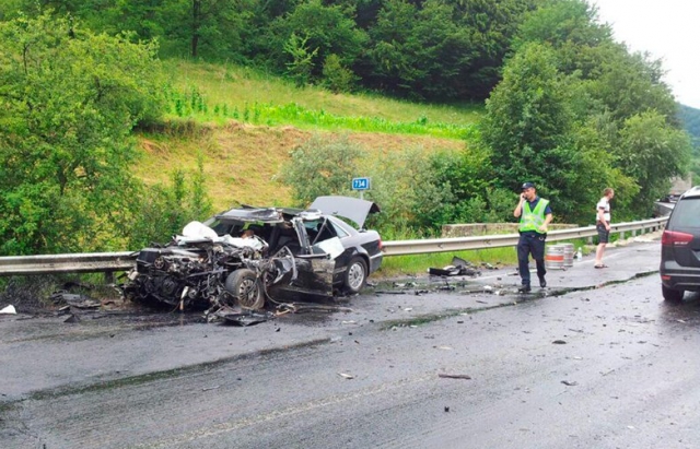Смертельна ДТП на трасі Київ - Чоп неподалік Сваляви: Ауді влетіла у вантажівку