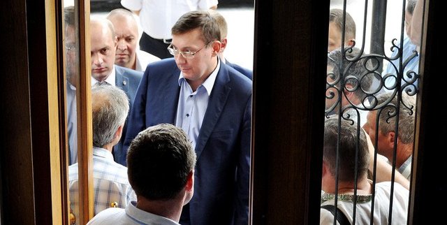 Луценко ответил николаевским митингующим, желающим согласовывать все назначения: «У вас нет такого права»