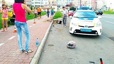 Пьяный мотоциклист сбил на остановке женщину с ребенком