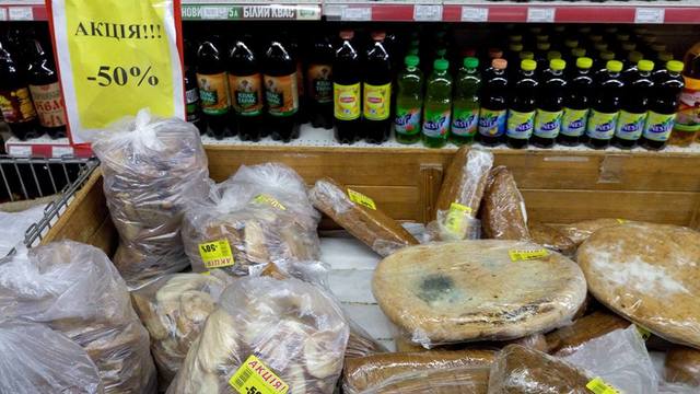 В одному із супермаркетів Мукачева за півціни продають хліб з пліснявою