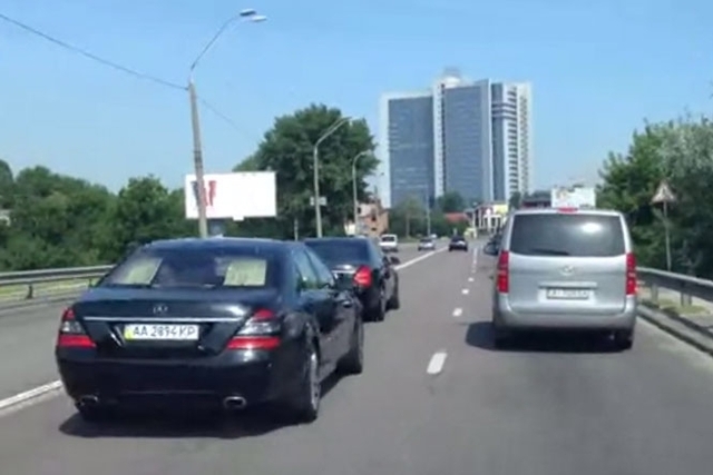 Кортеж Порошенко увеличился до десяти машин