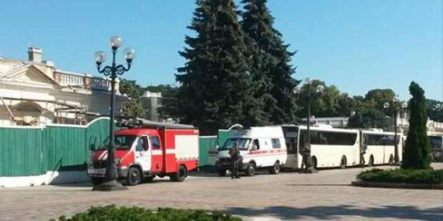 Под Раду прибыли автобусы с Нацгвардией и автозак