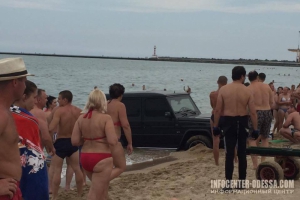 В Одессе на пляже отдыхающие утопили «Гелик»