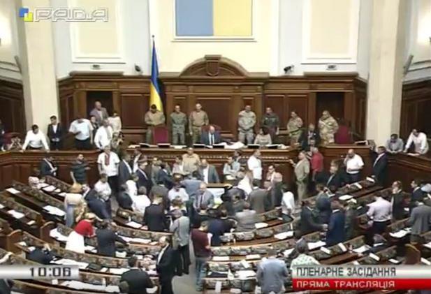 Парубий в окружении депутатов в камуфляже открыл заседание Рады