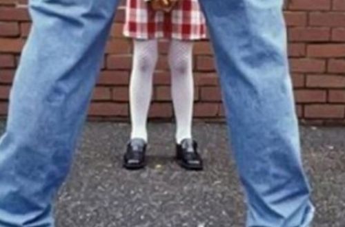 В Харькове педофил среди бела дня потащил двух девочек-близнецов на кладбище