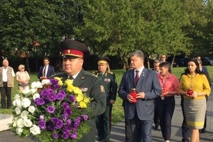 Порошенко на коленях почтил память жертв Волынcкой трагедии