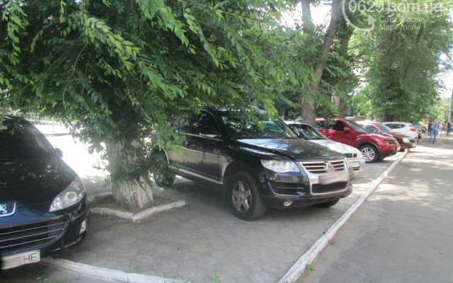 Прокуроры в Мариуполе прячут свои дорогие авто во дворе