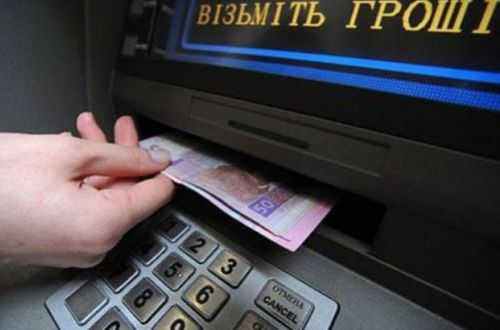 Харьковчанин похищал деньги из банкоматов с помощью липкой ленты