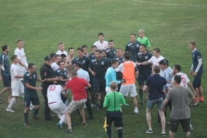 В России футбольный матч завершился кровавым побоищем: видео инцидента