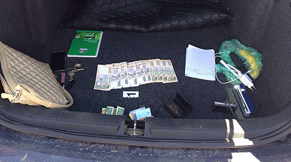 В Ужгороді з хабаром у 10 тисяч гривень затримано двох посадовців УжНУ