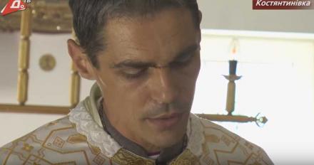 В прифронтовой зоне неизвестные в масках напали на дом капеллана