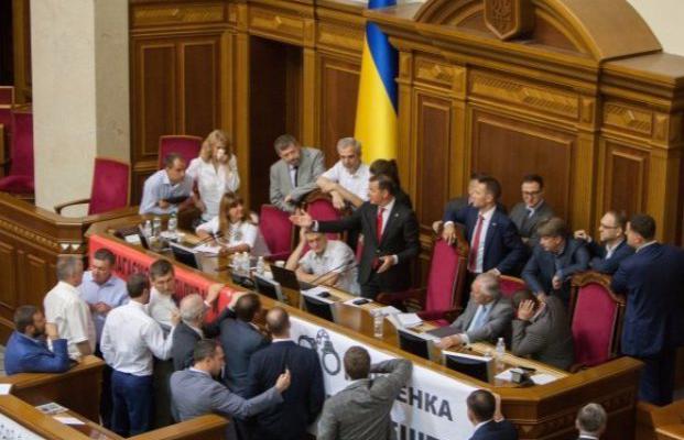 Конфликт в разгаре: в последние недели перед отпуском «тарифный геноцид» поссорил депутатов