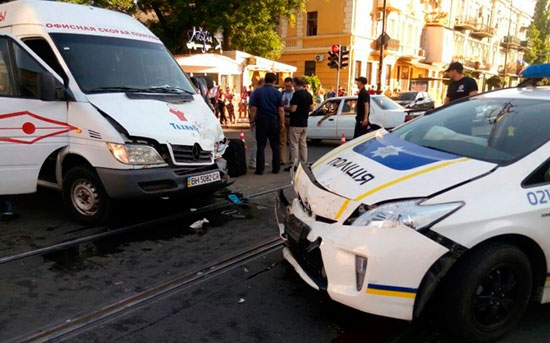 В Одессе патрульная полиция ехала по встречной и устроила массовое ДТП