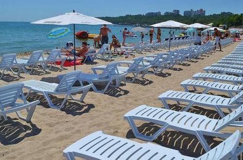 В Крыму начали бороться за любого туриста: берут гривны и принимают майдановцев