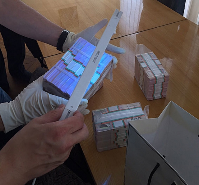 На Львівщині затримали чиновника під час отримання півтора мільйона гривень хабара