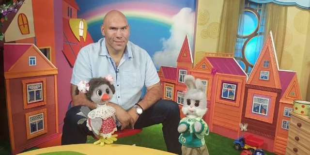 Боксер Валуев стал ведущим программы «Спокойной ночи, малыши!»
