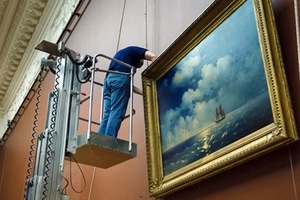 Украина призвала мир наказать Россию за "кражу" картин Айвазовского