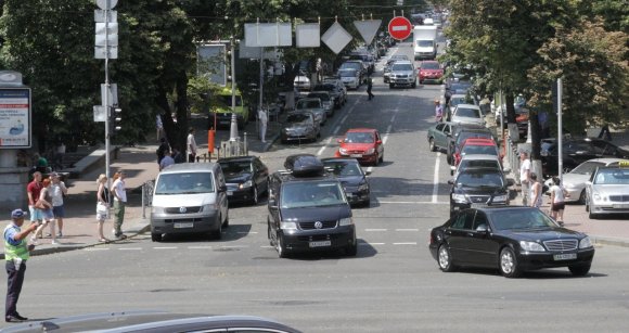 Для кортежа Яценюка до сих пор отключают светофоры - СМИ