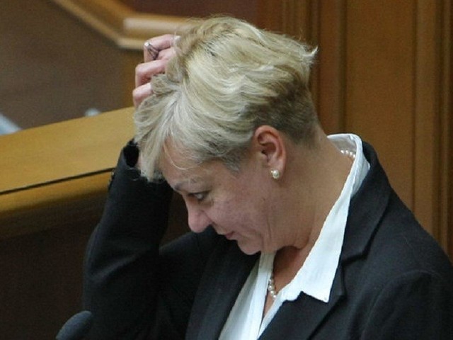 Арбузов і Гонтарева вийняли з пенсійного фонду НБУ майже сотні мільйонів доларів