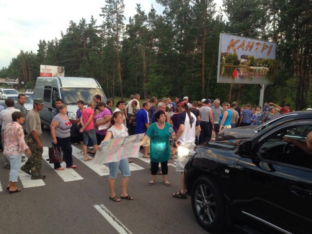 В Конча-Заспе Range Rover нардепа протаранил толпу митингующих