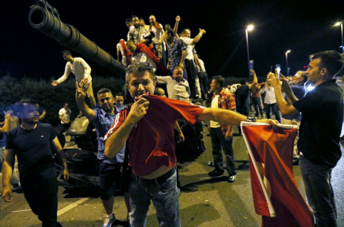 В Сеть попали страшные кадры расстрела боевой авиацией мирных демонстрантов в Турции