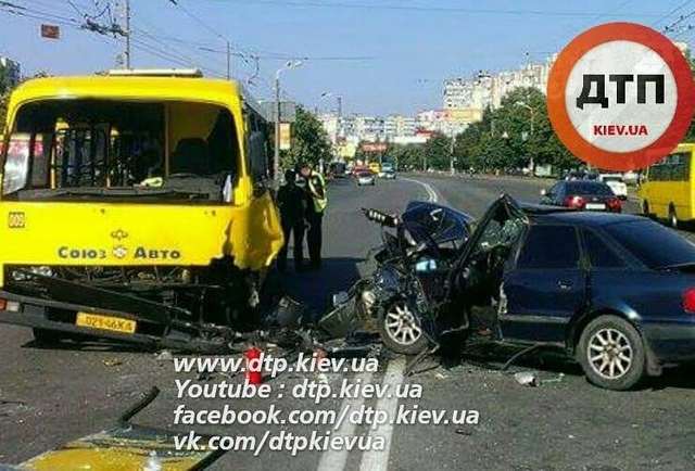 В Киеве Audi протаранил маршрутку: водитель легковушки в реанимации