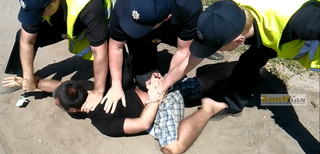 В Николаеве трое полицейских заломали руки водителю КАМАЗА за 2 тонны памперсов