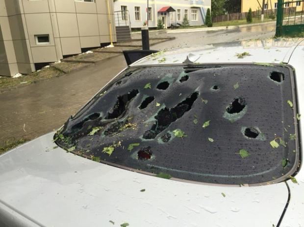 Стихія завдала лиха Хмельниччині: Аномальний град потрощив автомобілі, вікна, дахи будинків