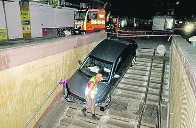 Микроавтобус столкнул легковушку в подземный переход