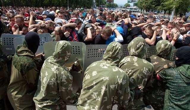 В «ЛНР» безоружную толпу людей теснили щитами и поливали водометами