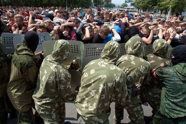 У окупованому Луганську вчились «протистояти іноземним місіям голими руками»