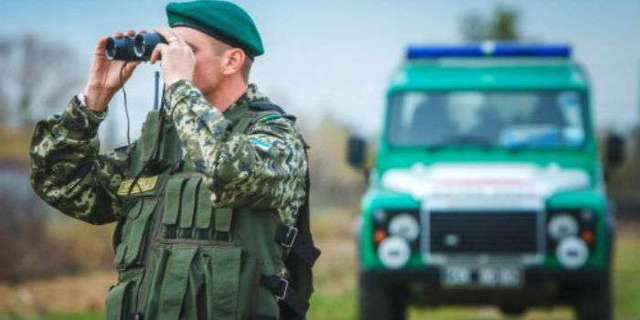 На Буковине пограничники задержали двух человек, которые шпионили за украинским рубежом