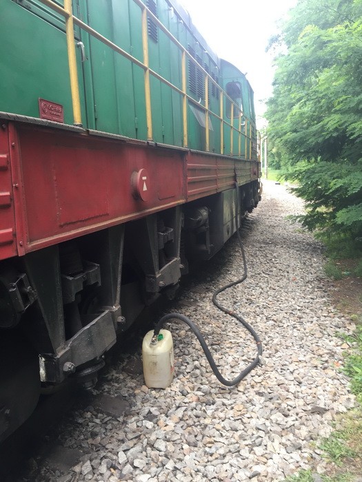 Днепропетровские железнодорожники сливали топливо с тепловозов