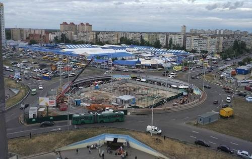 На столичной Оболони возле метро "укрепляют грунт" новым ТРЦ