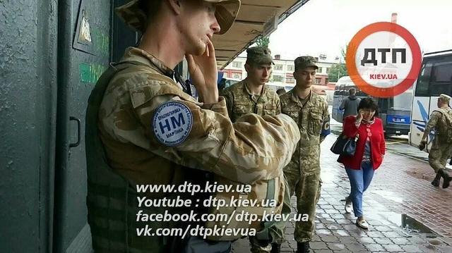 В Киеве задержали солдата с автоматом в пакете