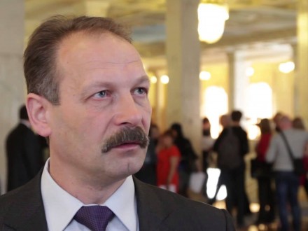 Нардеп Барна лег на трассе в одних трусах