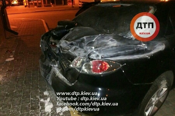 Ночное ДТП под Киевом (Ирпень): Мойщик на парковке разбил Фольцваген, Мазду и БМВ