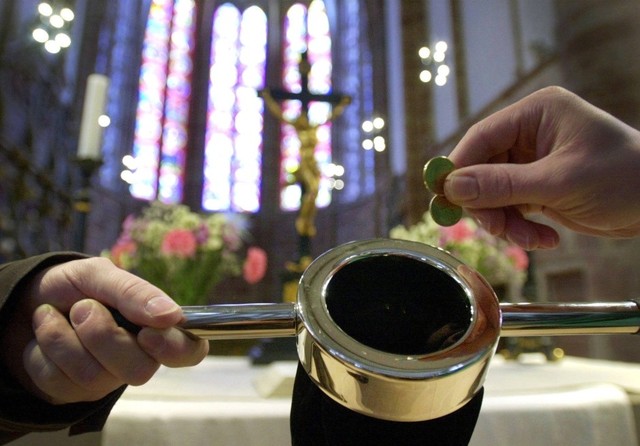 Порошенко просят обложить налогами церковь