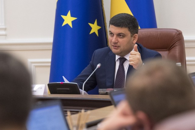 Гройсман требует проверить, кто «крышует» злоупотребления на ремонте дорог