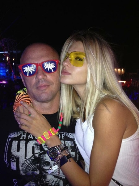 Попавшийся на просмотре "клубнички" нардеп показал свою красавицу-жену