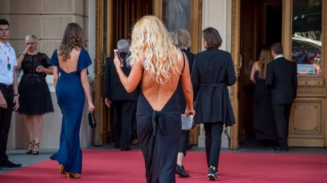 Мережі регочуть над фото людей з червоної доріжки кінофестивалю в Одесі