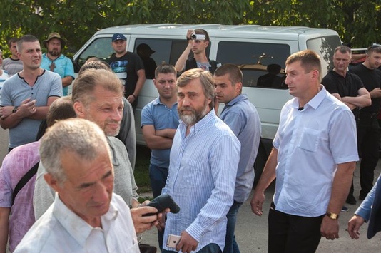 Одіозний депутат Новинський особисто контролює Хресний хід