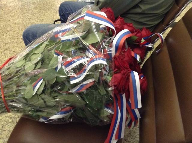 Сборную России в Рио проводила платная массовка