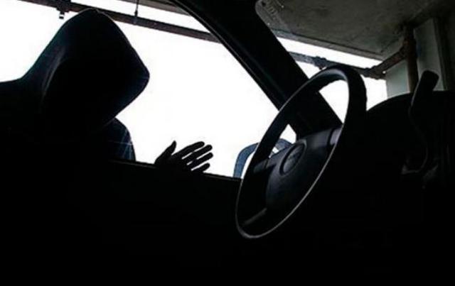 Средь бела дня: в Киеве женщина поймала вора "на горячем"