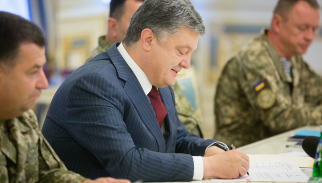 Порошенко подписал закон о гарантиях трудоустройства участников АТО