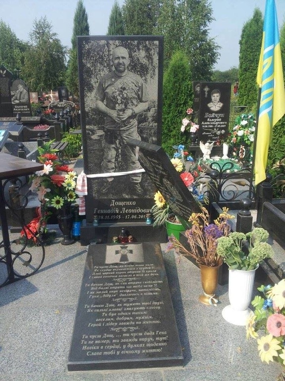 В Кривом Роге вандалы повалили памятники двум бойцам АТО: опубликованы фото