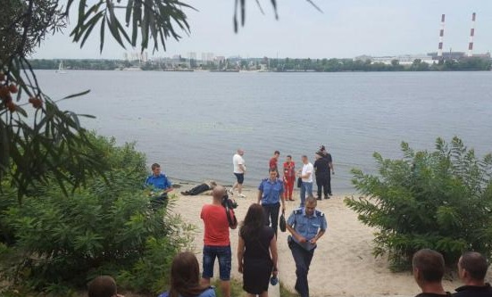 В Киеве в Днепре выловили труп убитого мужчины
